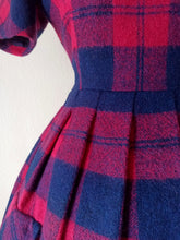 Laden Sie das Bild in den Galerie-Viewer, 1950s - Fabulous Fuchsia Tartan Wool Dress - W27.5 (70cm)