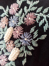 Charger l'image dans la galerie, 1950s 1960s - KING, Hong Kong - Stunning Beaded Grapes Wool Cardigan