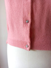 Laden Sie das Bild in den Galerie-Viewer, 1950s - BALLANTYNE, Scotland - Adorable Pink Cashmere Cardigan