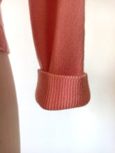 Laden Sie das Bild in den Galerie-Viewer, 1950s - BALLANTYNE, Scotland - Adorable Pink Cashmere Cardigan