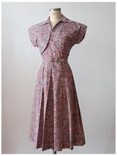 Laden Sie das Bild in den Galerie-Viewer, 1940s - Adorable Antic Pink Cotton Bolero Dress - W27 (68cm)