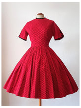 Laden Sie das Bild in den Galerie-Viewer, 1950s - LYNBROOK, USA - Stunning Red Cotton Dress - W27.5 (70cm)
