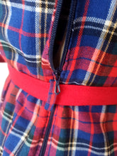 Laden Sie das Bild in den Galerie-Viewer, 1950s 1960s - Adorable Tartan Flannel Dress - W29 (74cm)