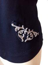 Laden Sie das Bild in den Galerie-Viewer, 1940s - Gorgeous Blue Crepe Blouse - W35 (90cm)
