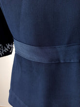Laden Sie das Bild in den Galerie-Viewer, 1940s - Gorgeous Blue Crepe Blouse - W35 (90cm)