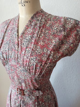 Laden Sie das Bild in den Galerie-Viewer, 1940s - Adorable Antic Pink Cotton Bolero Dress - W27 (68cm)