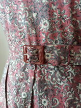 Laden Sie das Bild in den Galerie-Viewer, 1940s - Adorable Antic Pink Cotton Bolero Dress - W27 (68cm)