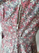 Laden Sie das Bild in den Galerie-Viewer, 1940s - Adorable Antic Pink Cotton Bolero Dress - W27 (68cm)