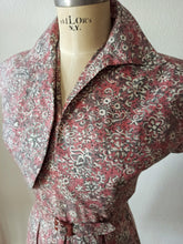 Laden Sie das Bild in den Galerie-Viewer, 1940s - Adorable Antic Pink Cotton Bolero Dress - W27 (68cm)