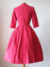 Laden Sie das Bild in den Galerie-Viewer, 1950s - RHONA ROY, USA - Adorable Pink Corduroy Dress - W24.5 (62cm)