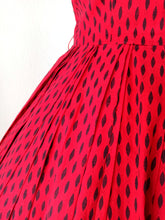 Laden Sie das Bild in den Galerie-Viewer, 1950s - LYNBROOK, USA - Stunning Red Cotton Dress - W27.5 (70cm)
