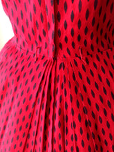 Laden Sie das Bild in den Galerie-Viewer, 1950s - LYNBROOK, USA - Stunning Red Cotton Dress - W27.5 (70cm)