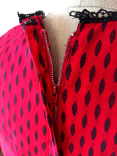 Laden Sie das Bild in den Galerie-Viewer, 1950s - LYNBROOK, USA - Stunning Red Cotton Dress - W27.5 (70cm)