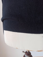 Cargar imagen en el visor de la galería, 1950s 1960s - PRINGLE, Scotland - Black Cashmere Men's Sweater - Sz 40