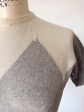 Laden Sie das Bild in den Galerie-Viewer, 1950s - BALLANTYNE, Scotland - Iconic Instarsia Cashmere Jumper - Sz 36
