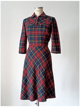 Cargar imagen en el visor de la galería, 1940s - Gorgeous Tartan Wool Dress - W30 (76cm)