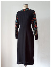 Cargar imagen en el visor de la galería, 1930s - Spectacular Austrian Embroidered Crepe Dress - W30 (76cm)