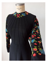 Cargar imagen en el visor de la galería, 1930s - Spectacular Austrian Embroidered Crepe Dress - W30 (76cm)