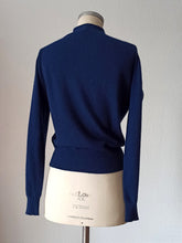 Cargar imagen en el visor de la galería, 1950s - PRINGLE, Scotland - Dark Oxford Blue Cashmere Twin Set - Sz 40