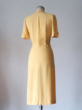 Cargar imagen en el visor de la galería, 1940s - Charming Vanilla Color Linen Dress - W32 (82cm)