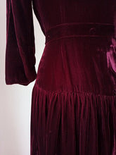 Charger l'image dans la galerie, 1930s 1940s - Superb Wine Velvet Beaded Dress - W30 (76cm)