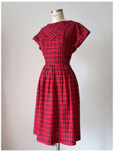 Laden Sie das Bild in den Galerie-Viewer, 1950s - KERRYBROOKE, USA - Delicious Red Tartan Dress - W28.5 (72cm)