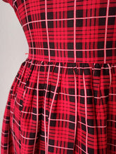 Laden Sie das Bild in den Galerie-Viewer, 1950s - KERRYBROOKE, USA - Delicious Red Tartan Dress - W28.5 (72cm)