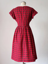 Laden Sie das Bild in den Galerie-Viewer, 1950s - KERRYBROOKE, USA - Delicious Red Tartan Dress - W28.5 (72cm)