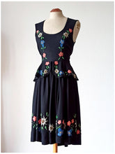 Charger l'image dans la galerie, 1940s - Precious Black Crepe Embroidery Dress - W28.5 (72cm)