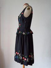Charger l'image dans la galerie, 1940s - Precious Black Crepe Embroidery Dress - W28.5 (72cm)