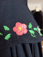 Charger l'image dans la galerie, 1940s - Precious Black Crepe Embroidery Dress - W28.5 (72cm)