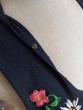 Charger l'image dans la galerie, 1940s - Precious Black Crepe Embroidery Dress - W28.5 (72cm)