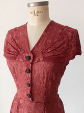 Cargar imagen en el visor de la galería, 1940s - Exquisite Tudor Brown Smoked Cotton Dress - W27.5 (70cm)