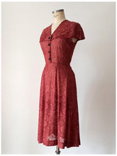 Cargar imagen en el visor de la galería, 1940s - Exquisite Tudor Brown Smoked Cotton Dress - W27.5 (70cm)