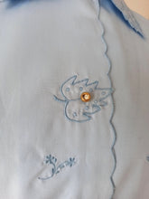 Laden Sie das Bild in den Galerie-Viewer, 1950s - ERGÉ, France - Adorable Embroidered Leaves Blouse - W32 (82cm)
