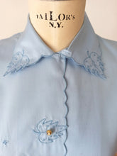 Laden Sie das Bild in den Galerie-Viewer, 1950s - ERGÉ, France - Adorable Embroidered Leaves Blouse - W32 (82cm)