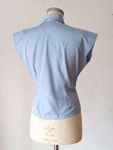 Laden Sie das Bild in den Galerie-Viewer, 1950s - ERGÉ, France - Adorable Embroidered Leaves Blouse - W32 (82cm)