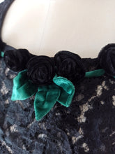 Cargar imagen en el visor de la galería, 1930s - Exquisite Black Velvet Roses Lace Dress - W32 (82cm)