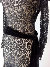 Cargar imagen en el visor de la galería, 1930s - Exquisite Black Velvet Roses Lace Dress - W32 (82cm)