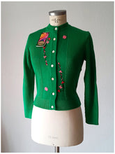 Laden Sie das Bild in den Galerie-Viewer, 1960s - TRICOPOL, Barcelona - Deadstock Embroidered Green Cardigan - S/M