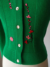 Laden Sie das Bild in den Galerie-Viewer, 1960s - TRICOPOL, Barcelona - Deadstock Embroidered Green Cardigan - S/M