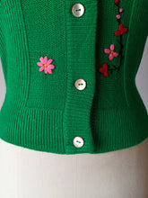 Laden Sie das Bild in den Galerie-Viewer, 1960s - TRICOPOL, Barcelona - Deadstock Embroidered Green Cardigan - S/M