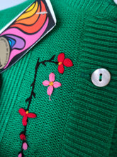 Laden Sie das Bild in den Galerie-Viewer, 1960s - TRICOPOL, Barcelona - Deadstock Embroidered Green Cardigan - S/M