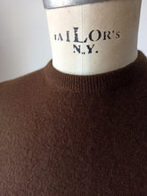 Laden Sie das Bild in den Galerie-Viewer, 1950s 1960s - BALLANTYNE, Scotland - Dark Brown Cashmere Twin Set - Sz 42