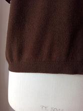 Laden Sie das Bild in den Galerie-Viewer, 1950s 1960s - BALLANTYNE, Scotland - Dark Brown Cashmere Twin Set - Sz 42