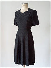 Charger l'image dans la galerie, 1940s - Elegant Black Textured Rayon Crepe Dress - W27.5 (70cm)