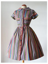 Laden Sie das Bild in den Galerie-Viewer, 1950s - Gorgeous Rainbow Cotton Dress - W27 (68cm)