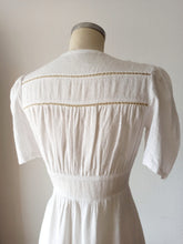 Load image into Gallery viewer, 1940s - Gorgeous White Textured Rayon Dress - W30.5 (78cm)