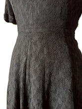 Charger l'image dans la galerie, 1940s - Elegant Black Textured Rayon Crepe Dress - W27.5 (70cm)