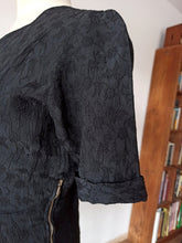 Charger l'image dans la galerie, 1940s - Elegant Black Textured Rayon Crepe Dress - W27.5 (70cm)